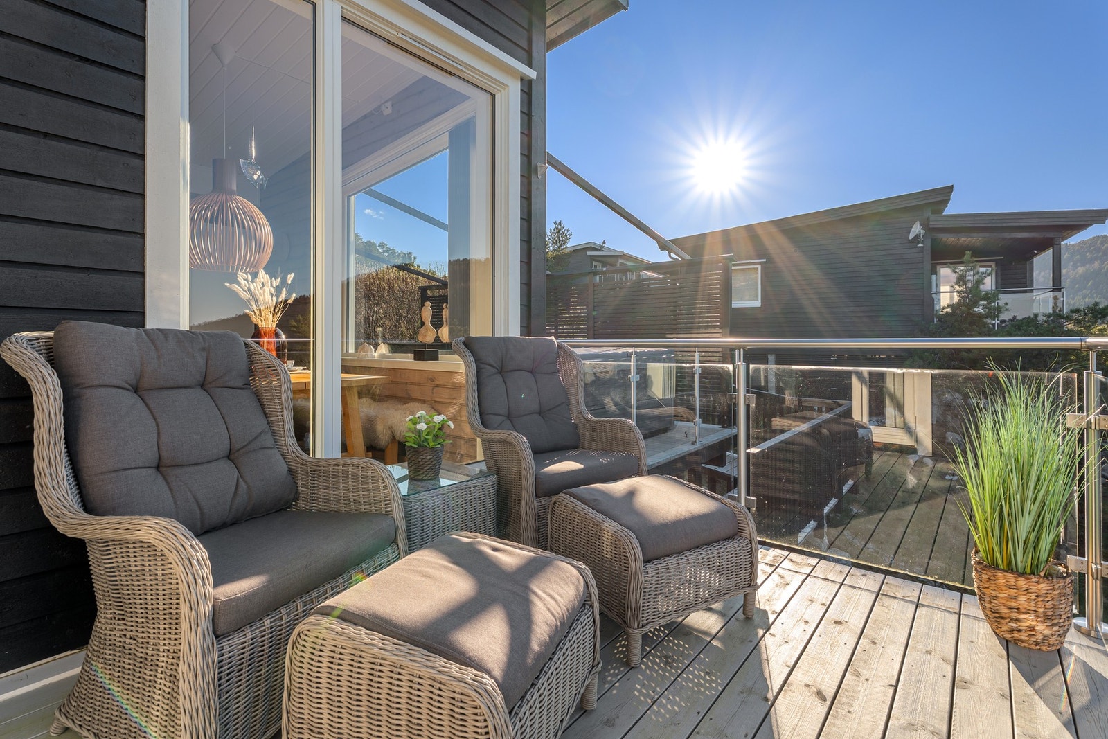 Terrassen utenfor spisestuen er en ypperlig plass for lunsj og soling. Galleribilde
