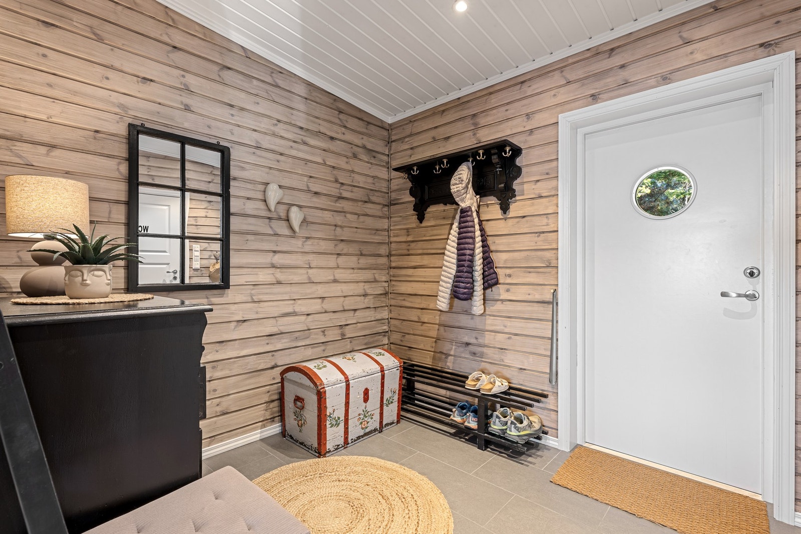 Entréen har downlights og flislagt gulv med varmekabler som er lett å holde rent og tørt. Galleribilde
