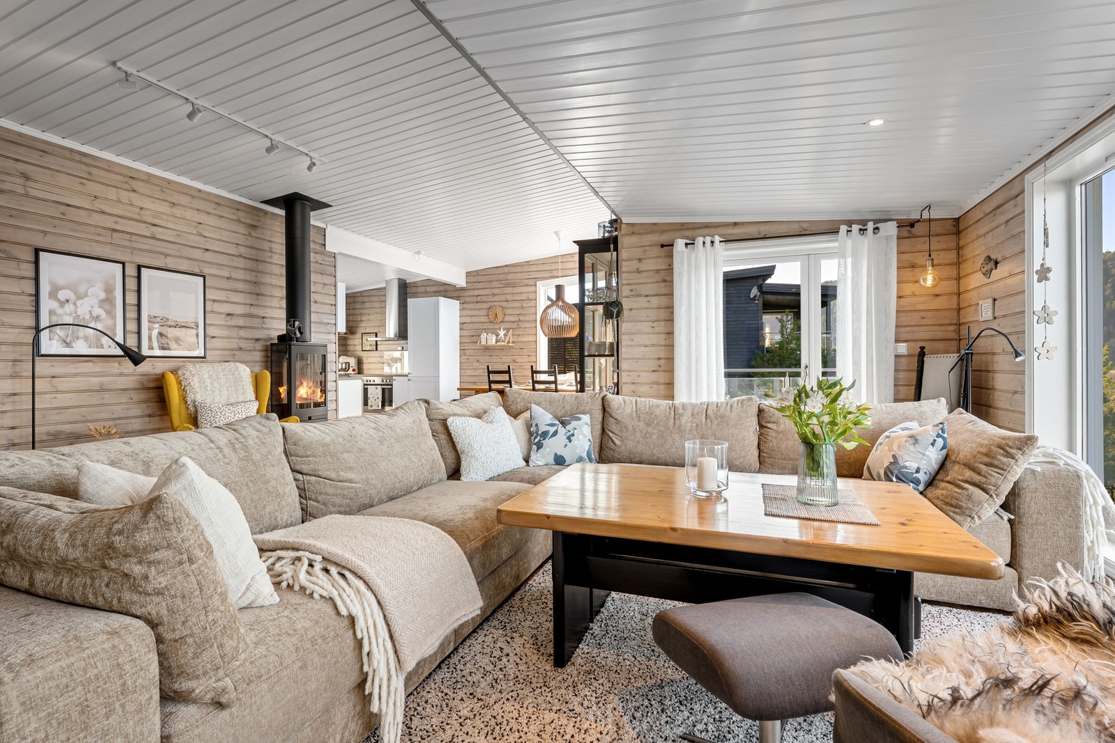 Koselig stue på 34 kvm med god plass til en stor sofaseksjon. God belysning med downlights i himling. Galleribilde