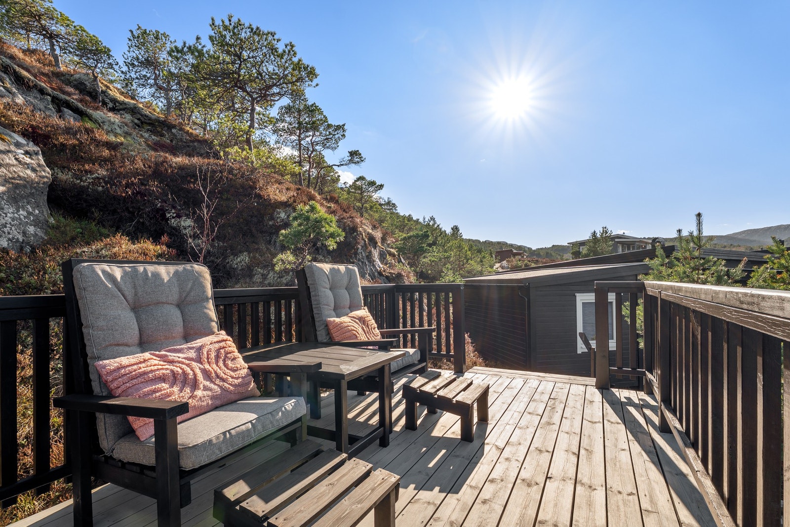 Det er bygd trapp opp til en solrik terrasse på baksiden av annekset. Galleribilde