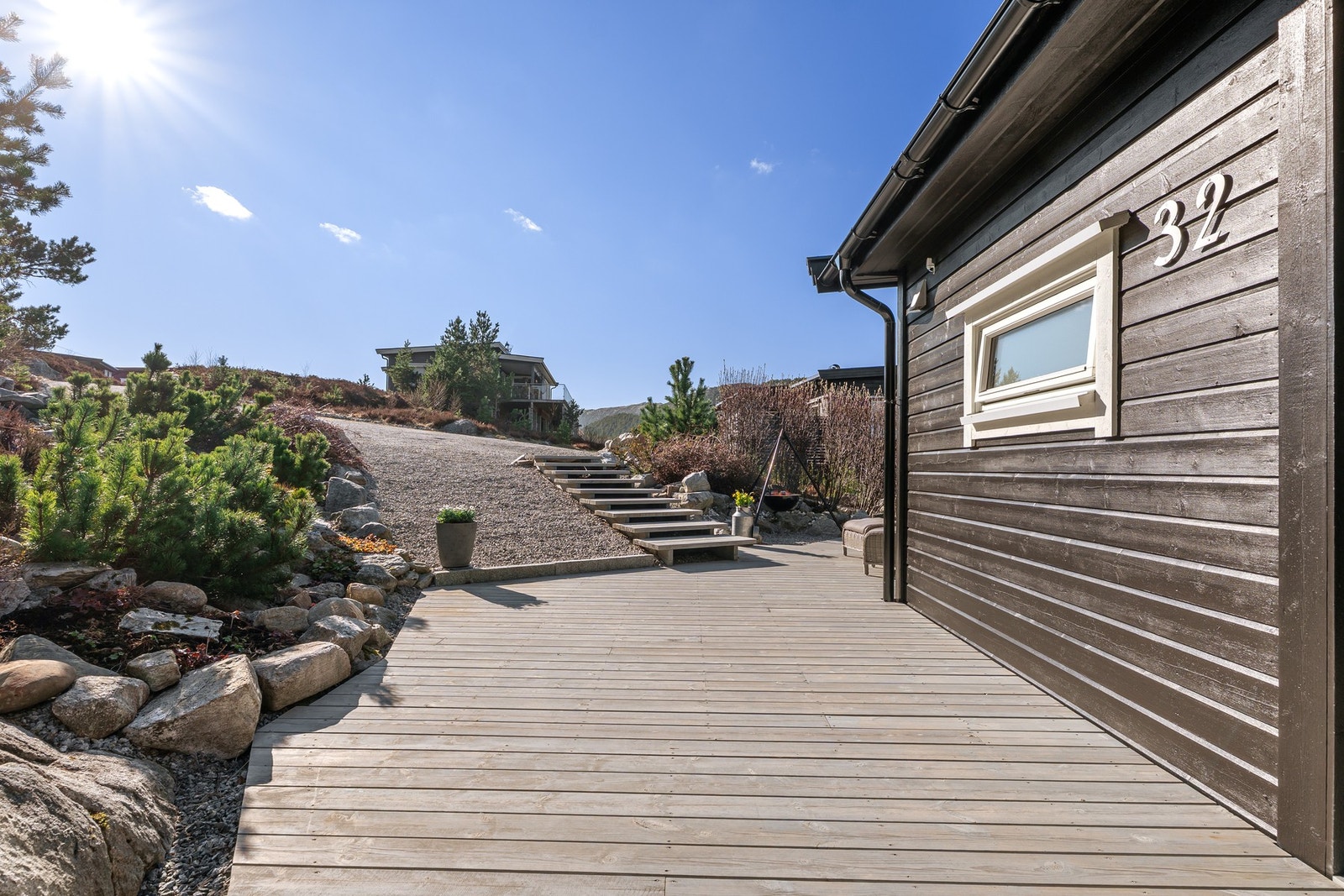 Enkel adkomst med bilvei helt frem, parkering like ved hytta og et pent inngangsparti som leder ned til en stor terrasse på hele 65 kvm. Galleribilde