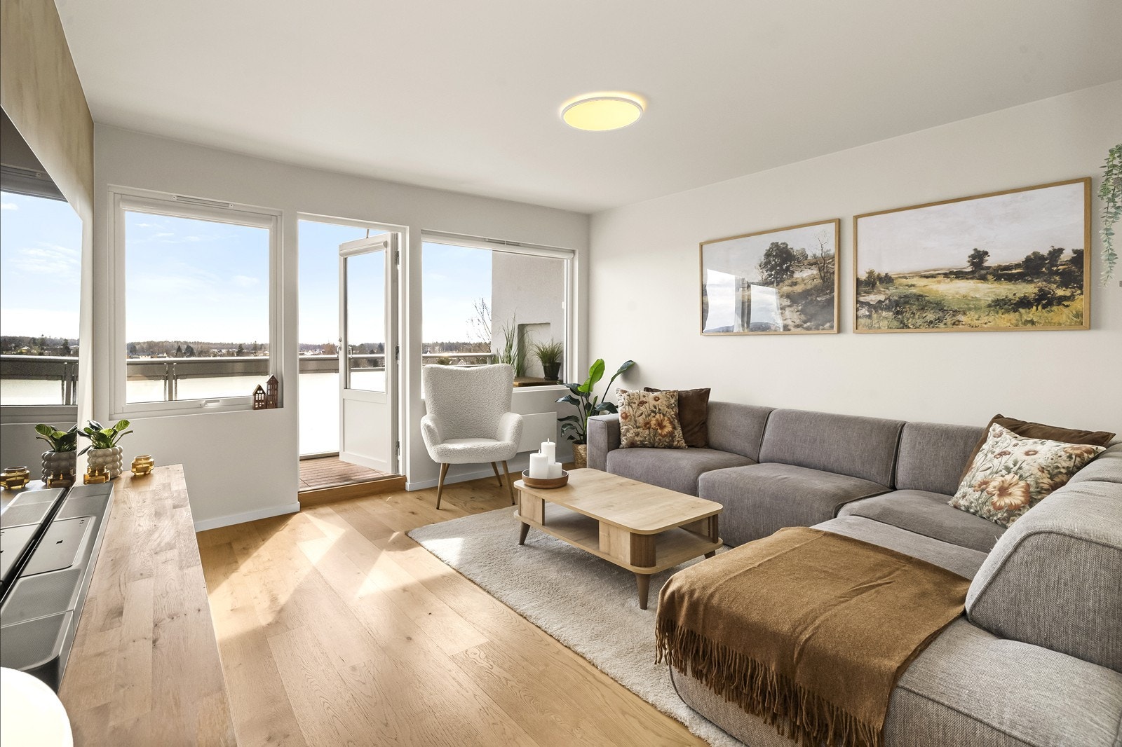 Leiligheten ble renovert av forrige eier ca. 2017, med moderne slette overflater og nydelig 1-stavs eikeparkett. Galleribilde