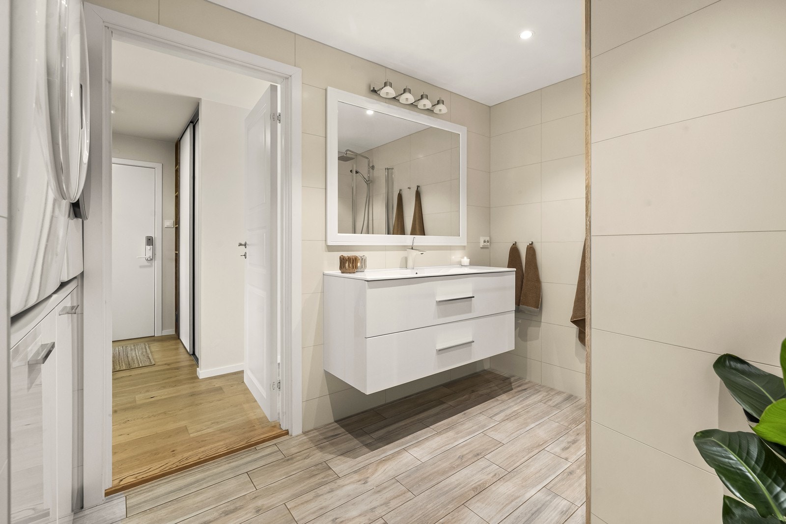 Badet ble også pusset opp i ca. 2017, med flislagte overflater, gulvvarme og downlights. Galleribilde