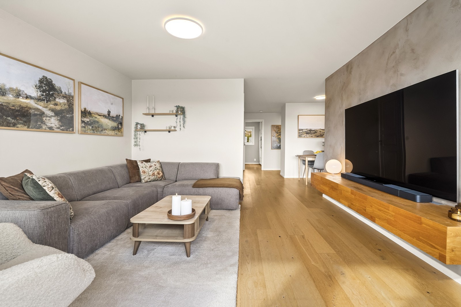 Stuen har plass til en stor sofa med tilhørende møblement. Galleribilde