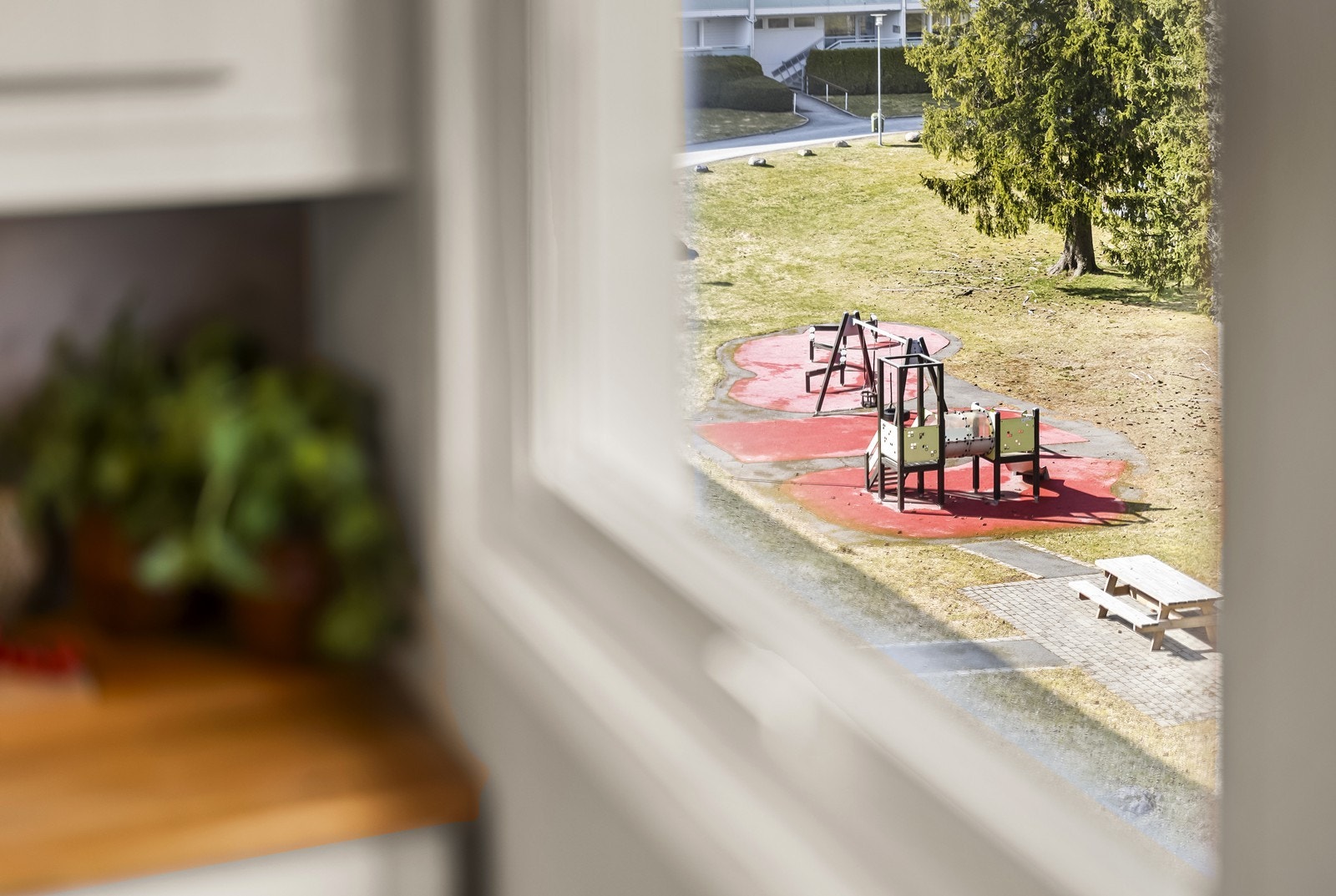 Fra kjøkkenet er det hyggelig utsyn mot fellesområder med lekeplass. Galleribilde