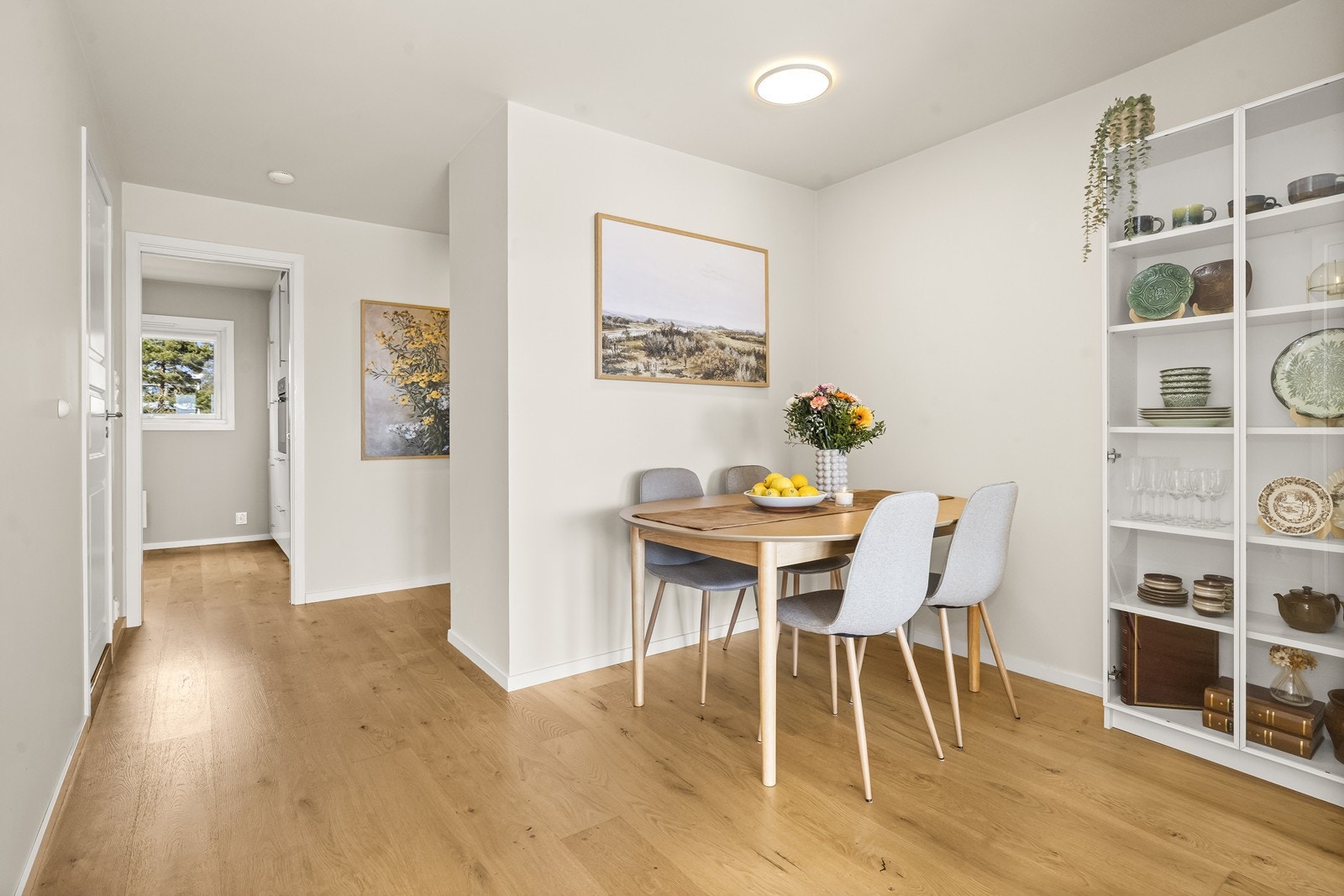 Spisestuen er lett tilgjengelig fra kjøkkenet, med plass til bord for hele familien eller selskapet. Galleribilde