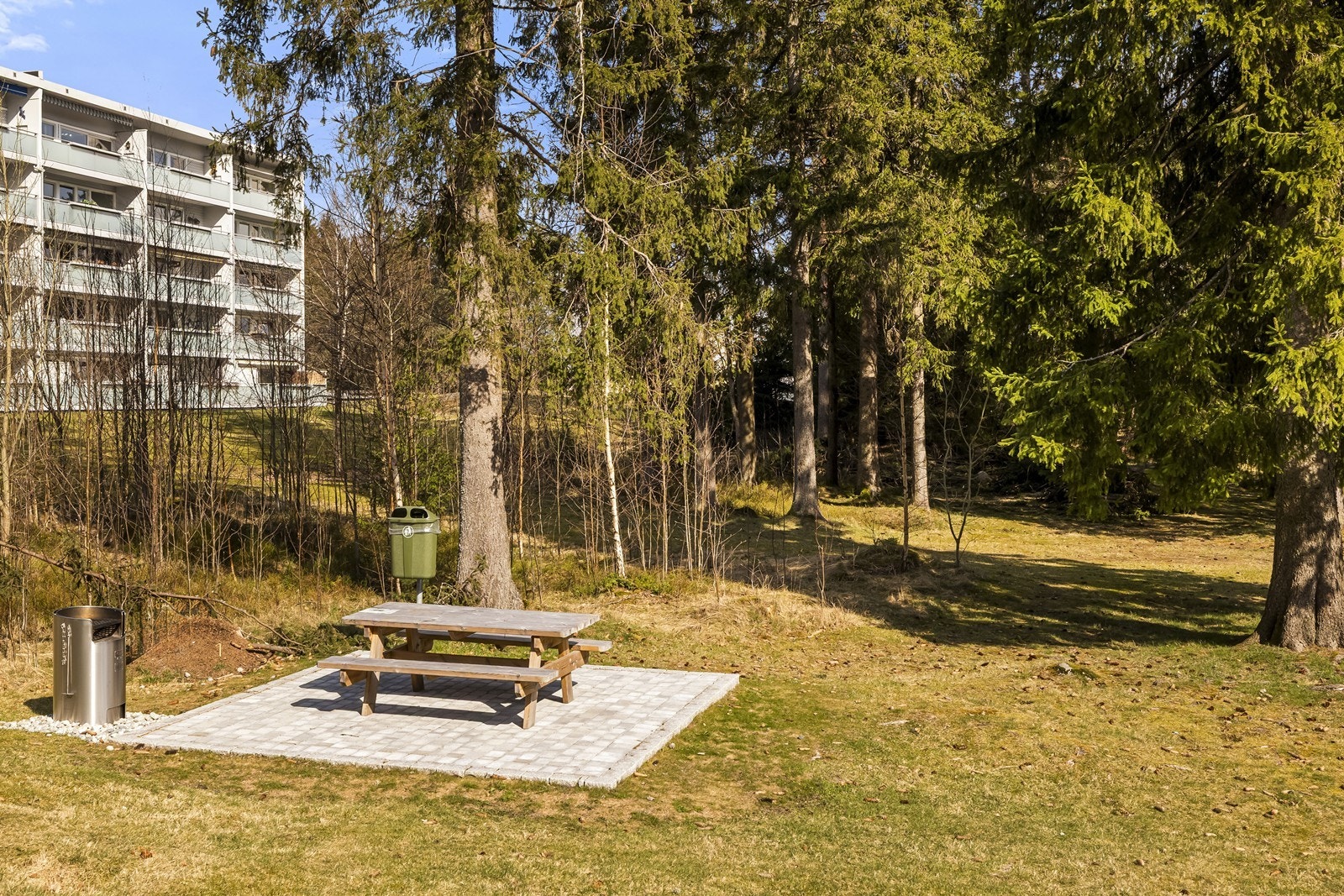 Beliggenheten mot skogholt gir hyggelige, grønne omgivelser. Fellesområde har flere sittebenker og utegrill. Galleribilde