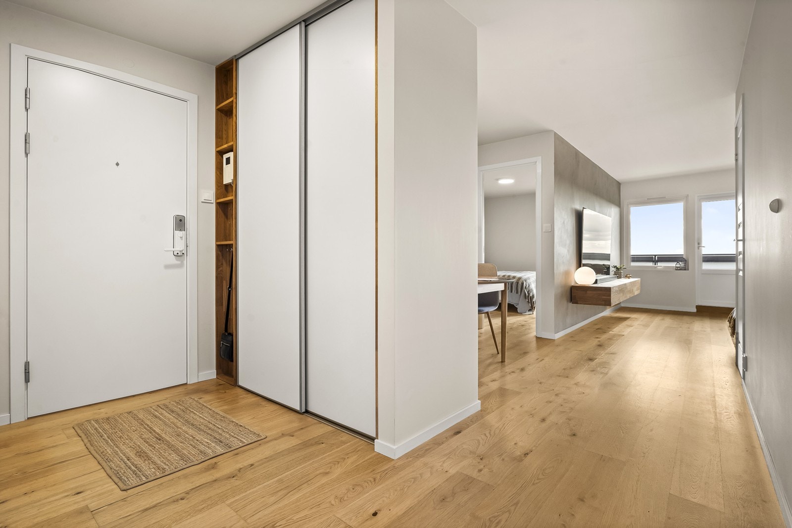 Vel inne har entrésonen skyvedørsgarderobe. Leiligheten har fin og åpen planløsning. Galleribilde