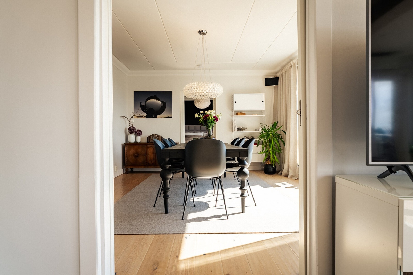 Ny parkett i store deler av boligen. Galleribilde