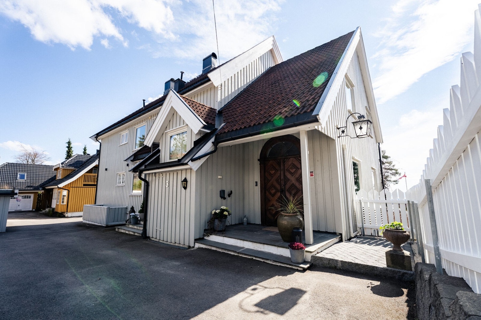 Parkeringsplass med ladeboks utenfor inngangsdør. Galleribilde