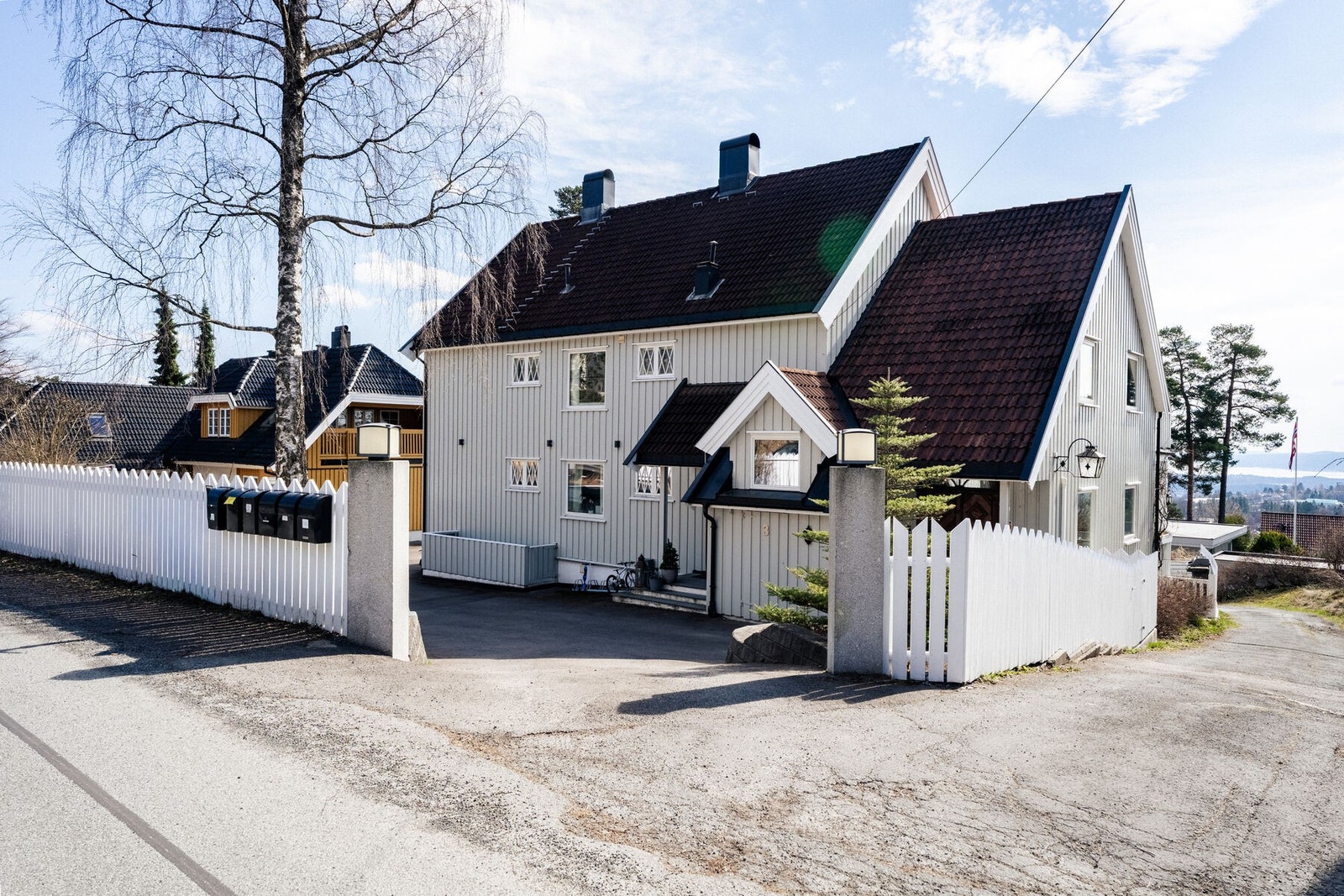 Krags vei 3 ligger i et rolig og veletablert boligområde på sydsiden av Holmenkollåsen, omgitt av vakker natur og fredelige omgivelser. Galleribilde