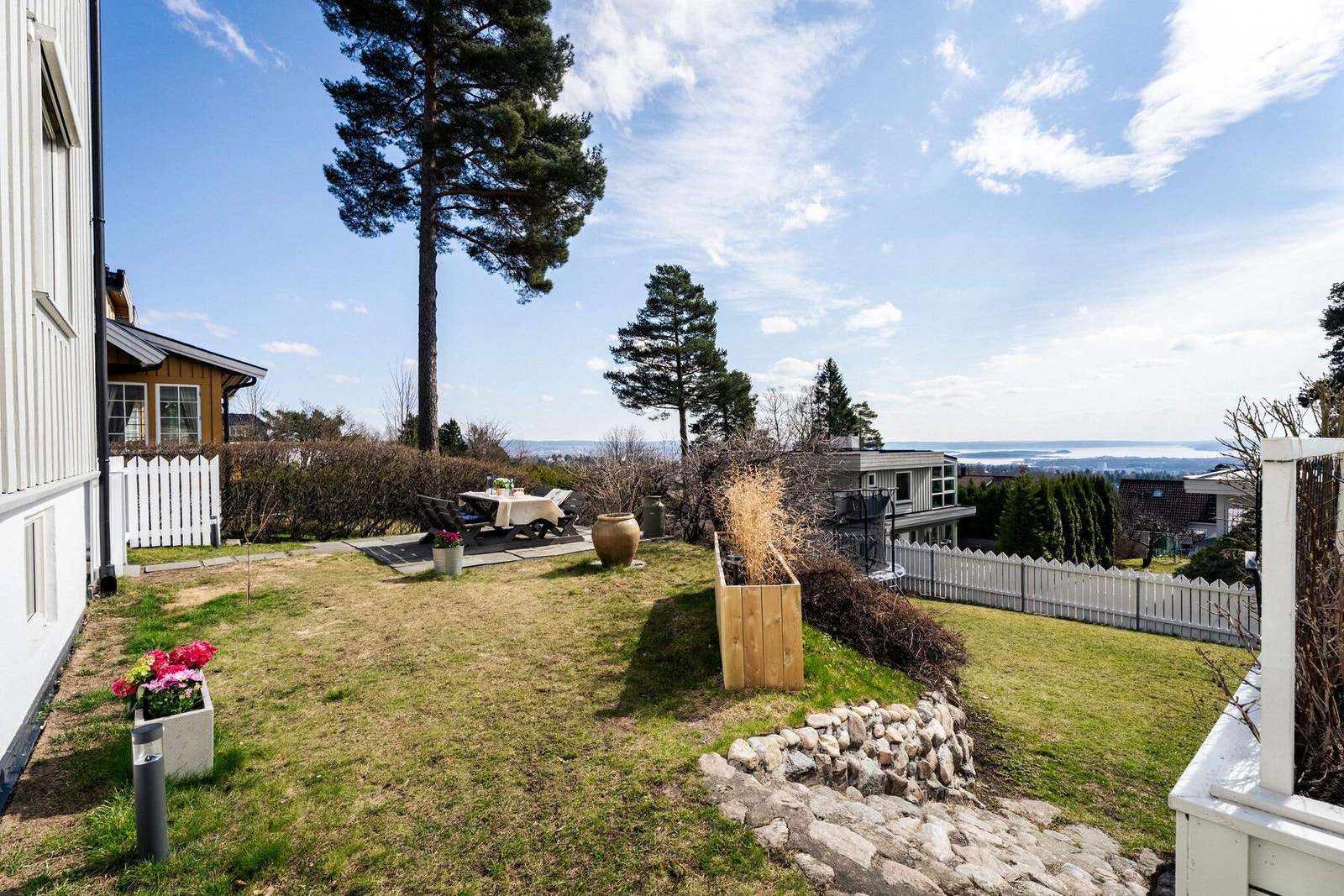 Romslig uteplass med piknikbord og praktfull fjordutsikt - perfekt for store og små. Galleribilde
