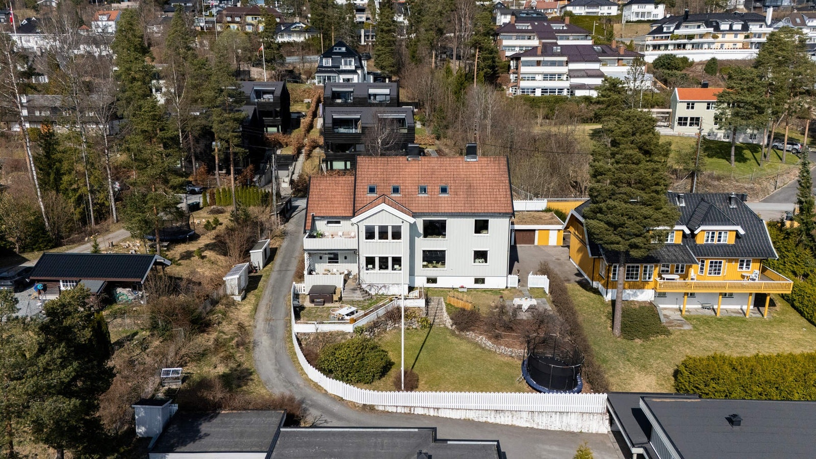 Nærområdet har et rikt tilbud av idrettsanlegg og friluftsaktiviteter. Galleribilde