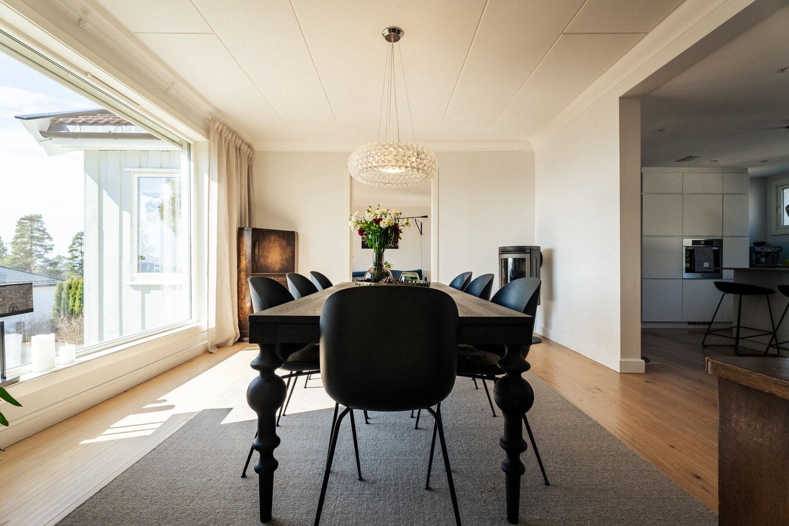 Stor og representativ spisestue med plass til mange rundt bordet. Galleribilde
