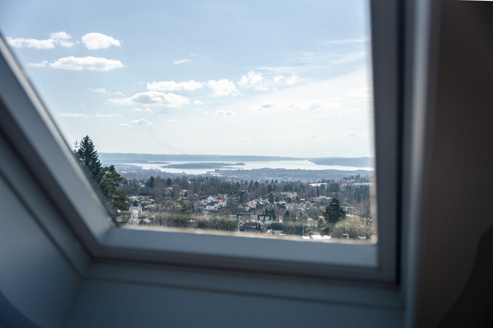 Loftsetasje nyter man en panoramautsikt over fjorden og øyene. Galleribilde