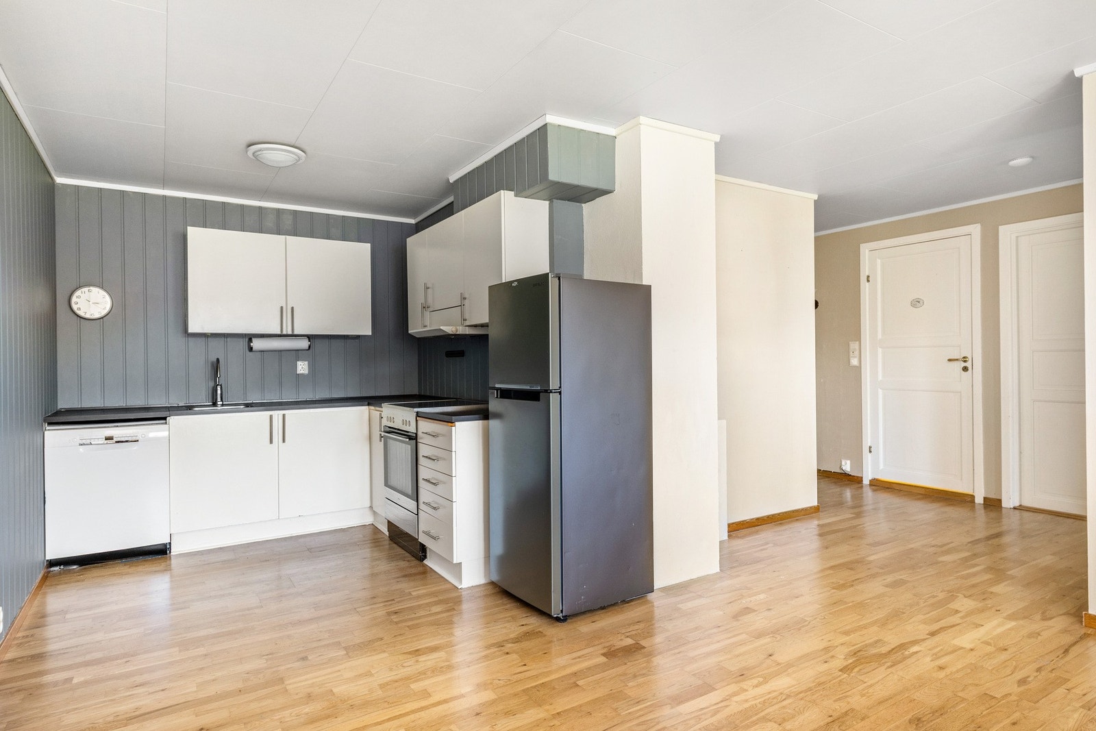 Utleiedel - Kjøkkeninnredning med hvitmalte glatte fronter og laminat benkeplate. Galleribilde