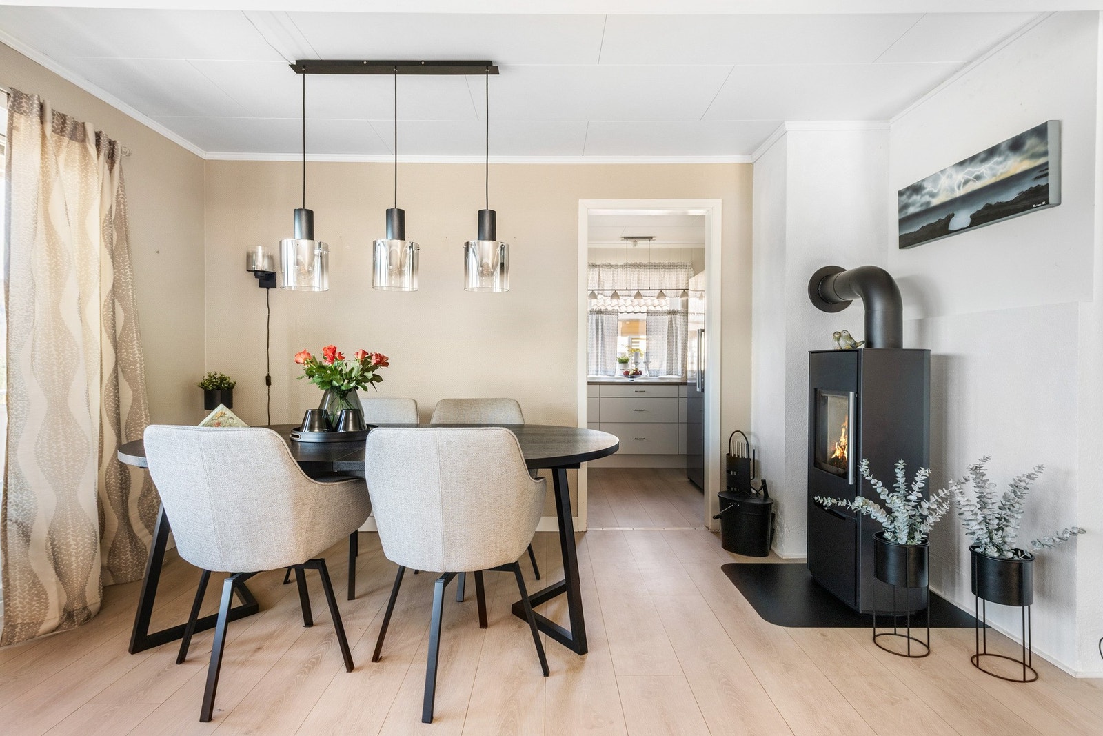 Stuen har god plass til spisegruppe og gir en hyggelig ramme for både hverdagsmåltider og sosiale sammenkomster. Galleribilde