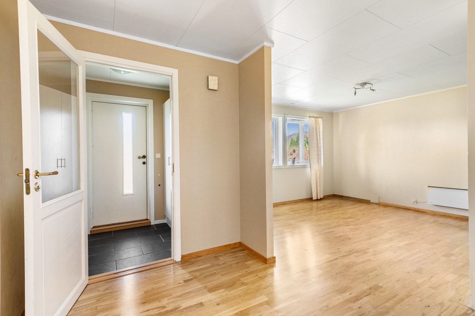 Utleiedel har egen adkomst og innrømmer stue/kjøkken, soverom og bad. (Det gjøres oppmerksom på at utleiedel ikke er adskilt fra hovedenheten) Galleribilde