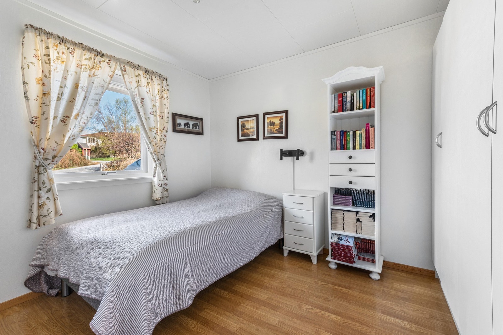 Soverom 2 - Lyst soverom med plass til seng og garderobe. Galleribilde