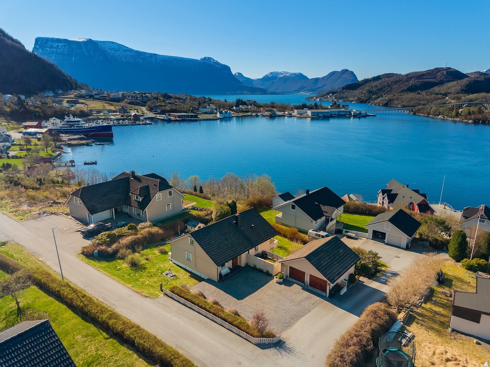 Eindommen har en fantastisk beliggenhet med sin nydelig utsikt til sjø og fjell. Galleribilde
