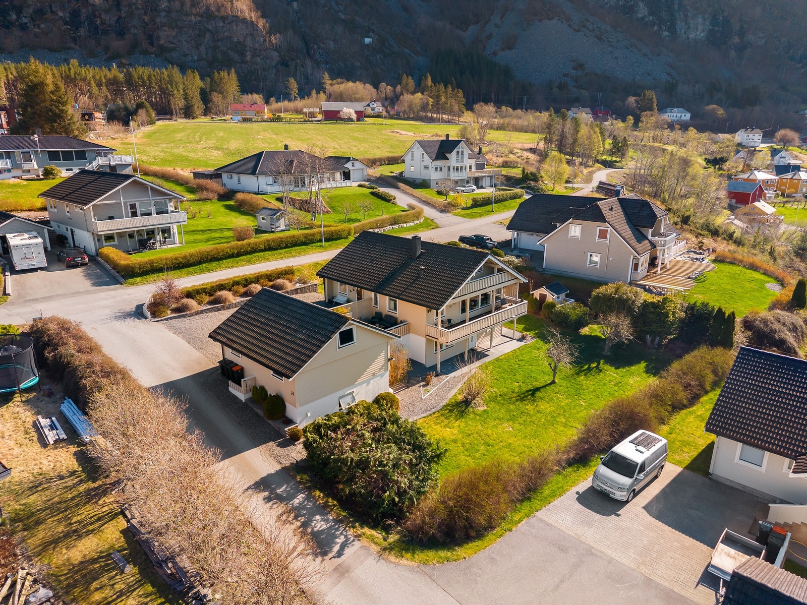 Her bor du med gangavstand til Midsund-senteret, barnehage, dagligvarebutikker og idrettshall. Galleribilde