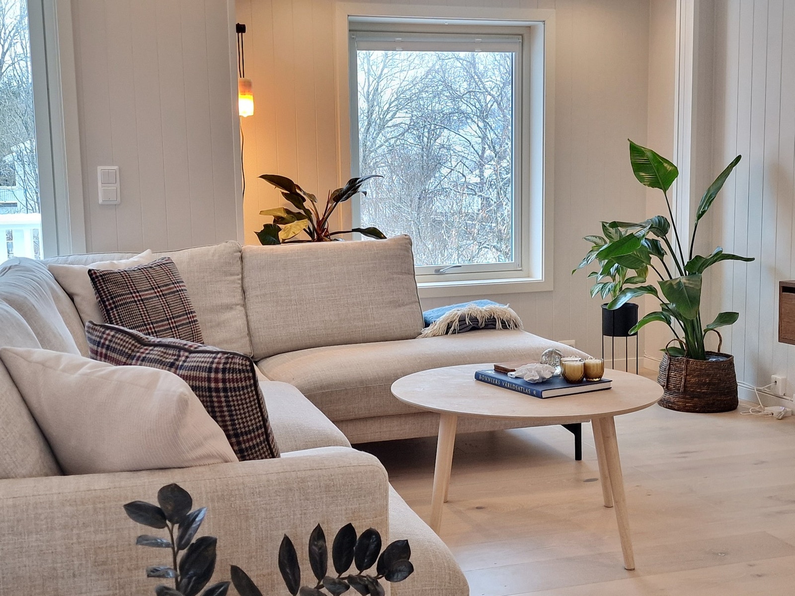 Store vinduer i stuen slipper inn rikelig med dagslys, her er det også utgang til veranda. Galleribilde