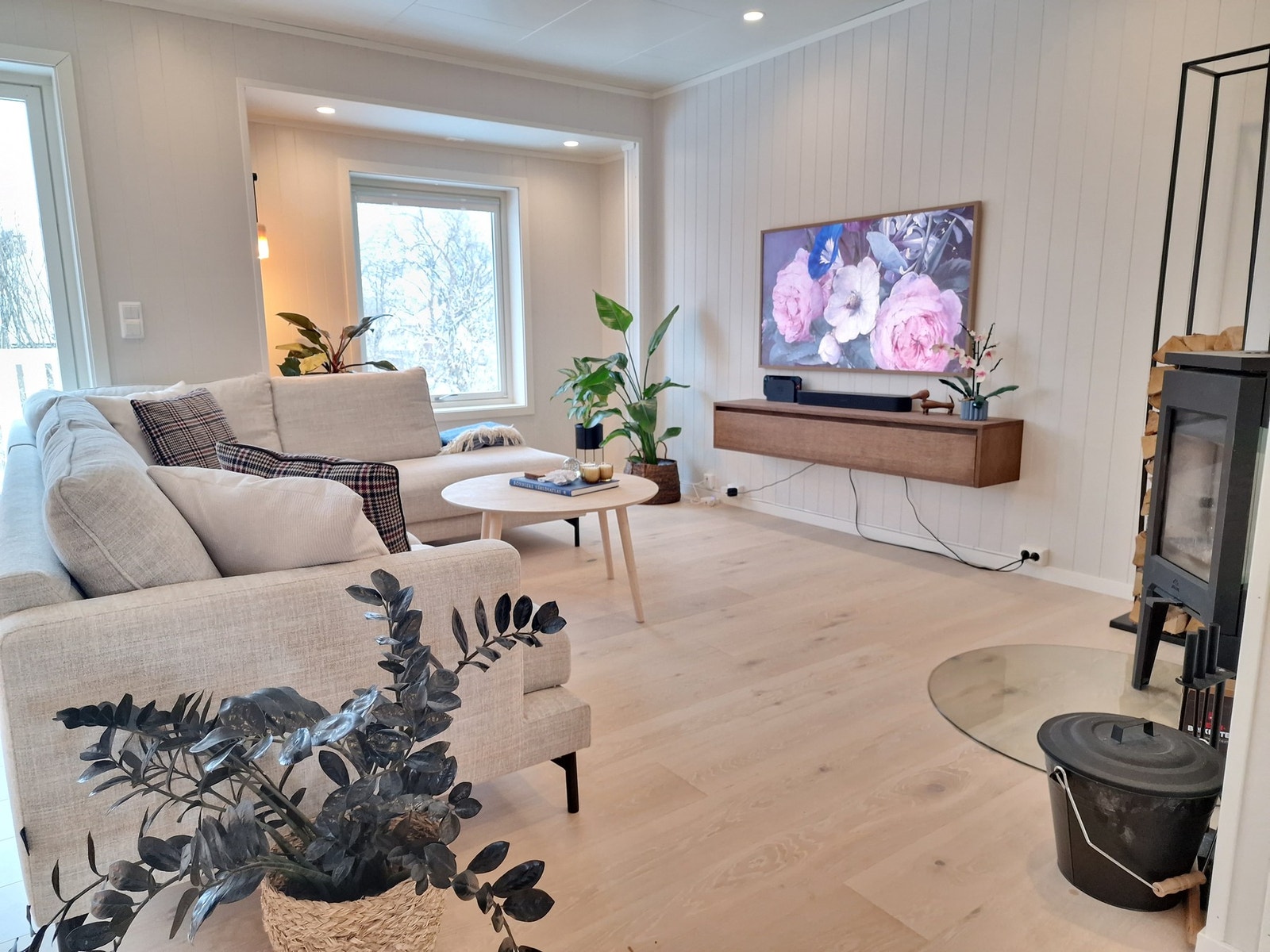 Moderne tomannsbolig fra 2013 som strekker seg pent over 2 etasjer og fremstår normalt vedlikehold. Galleribilde