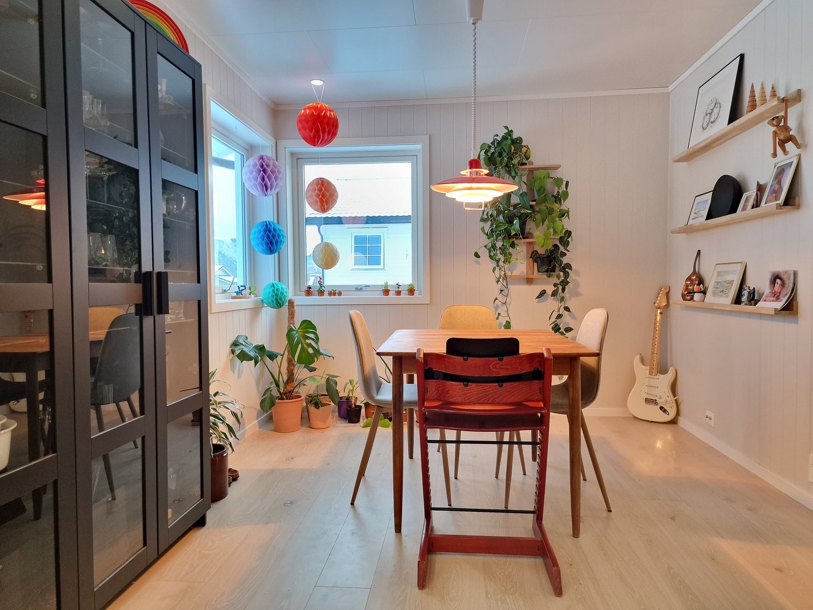 Like ved kjøkkenet er det også plass til spisebord. Galleribilde