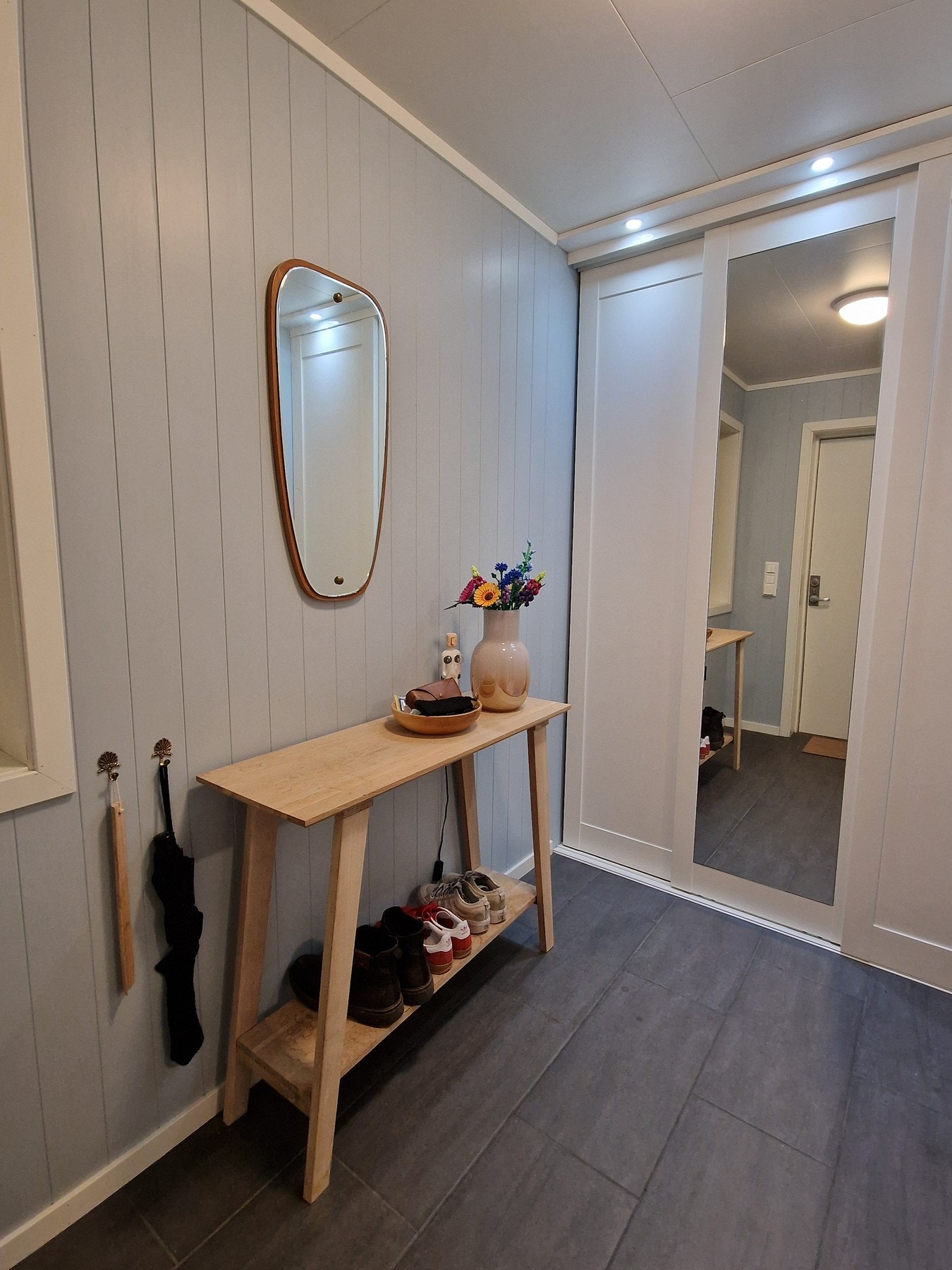 Flislagt entrè med praktisk skyvedørsgarderobe. Galleribilde