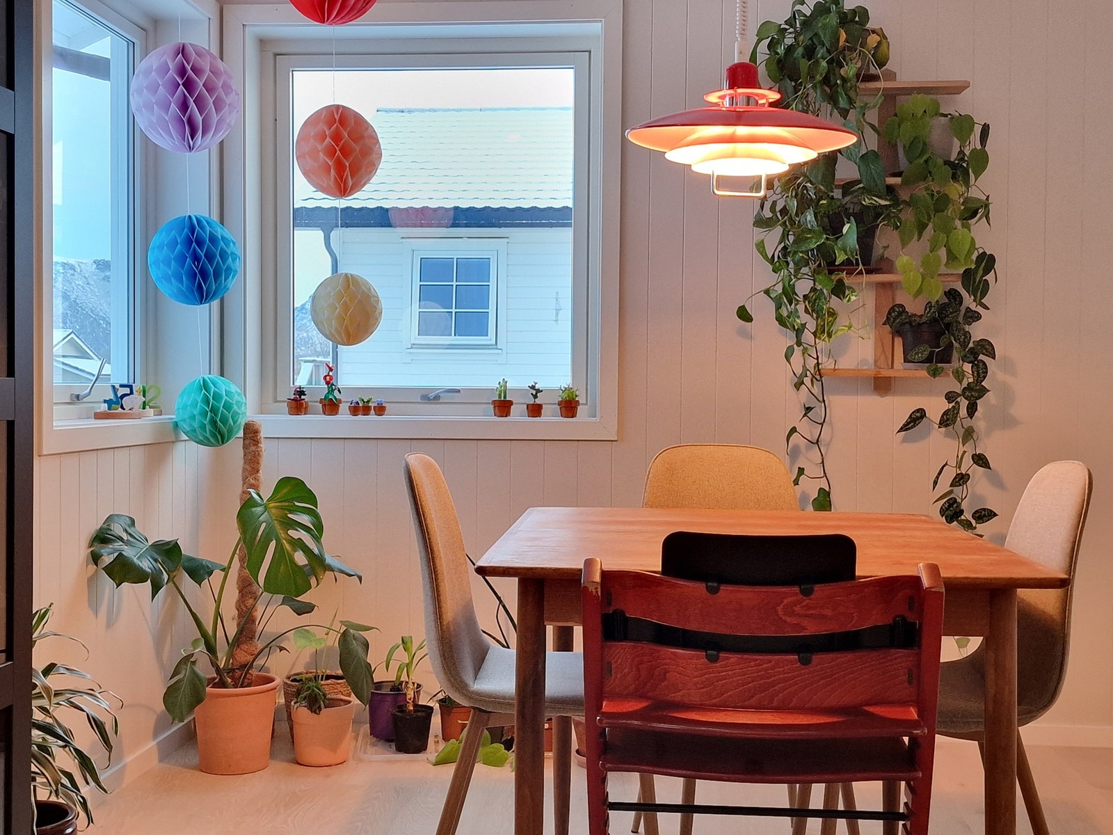 Boligen har en gjennomgående fin standard. Det er i tillegg en praktisk bod i hovedetasjen, med god oppbevaringsplass. Galleribilde