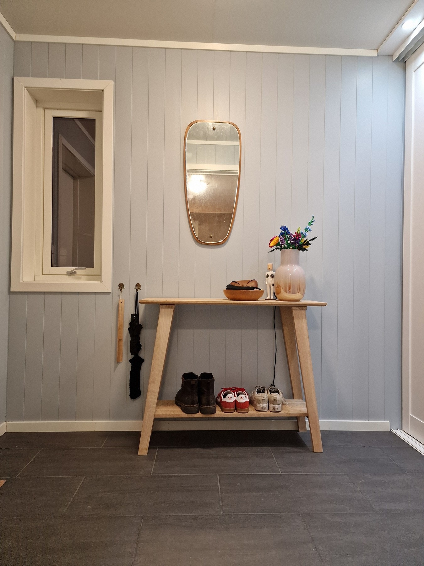 Godt med plass til å henge i fra seg yttertøyet i skapet. Galleribilde