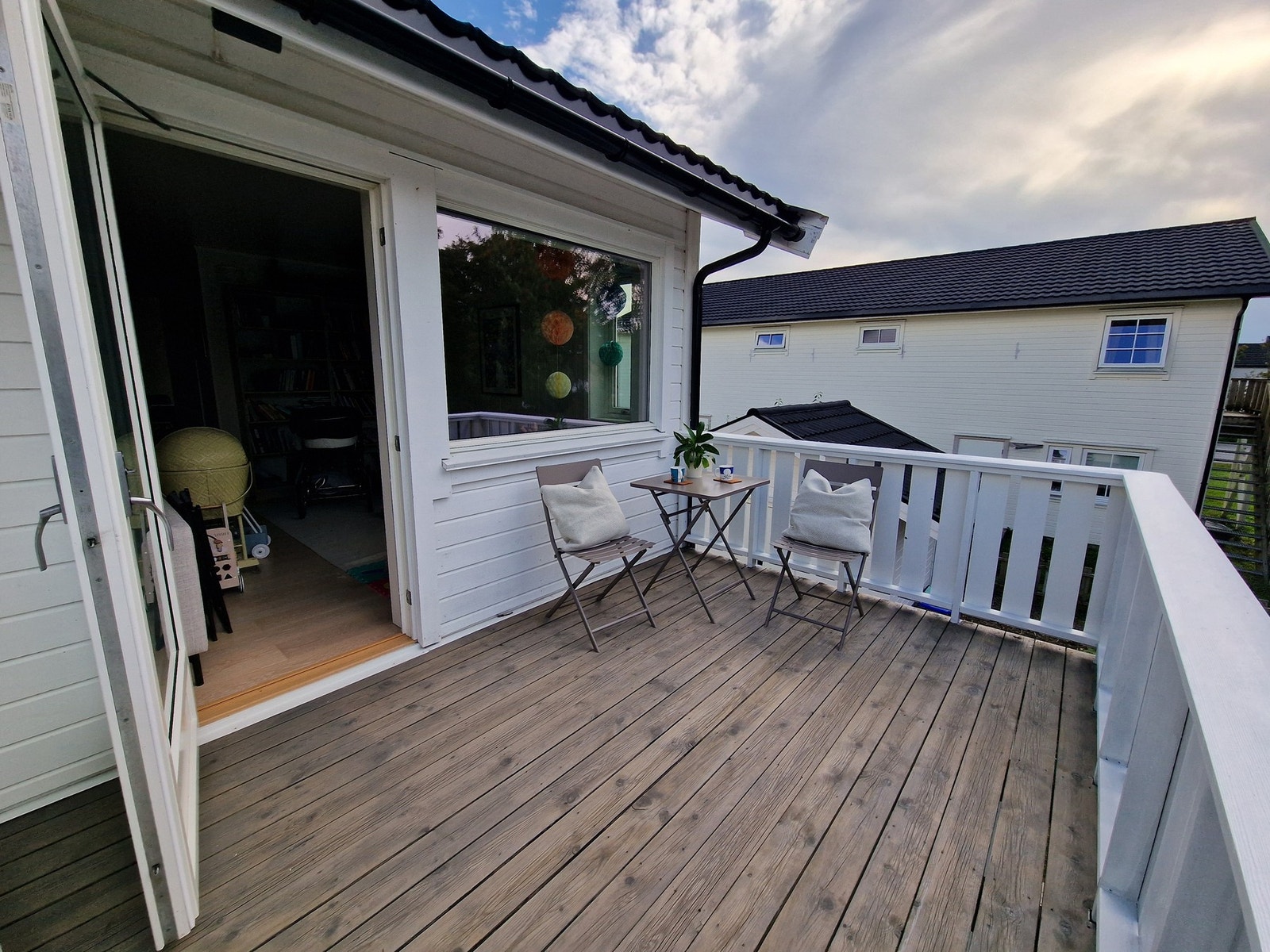 Boligen byr på en fin veranda med utgang fra stuen. Galleribilde