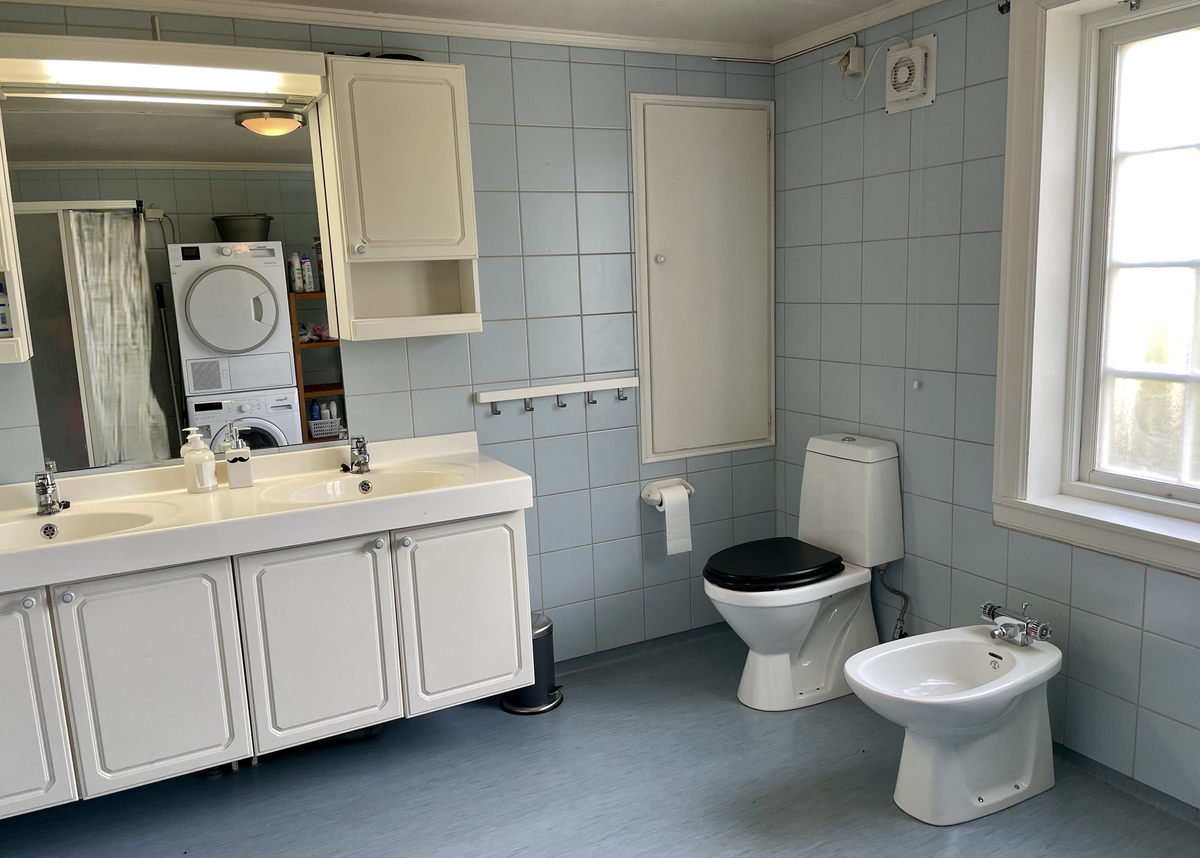 Bad med varmekabler. Toalett og bidet. Galleribilde