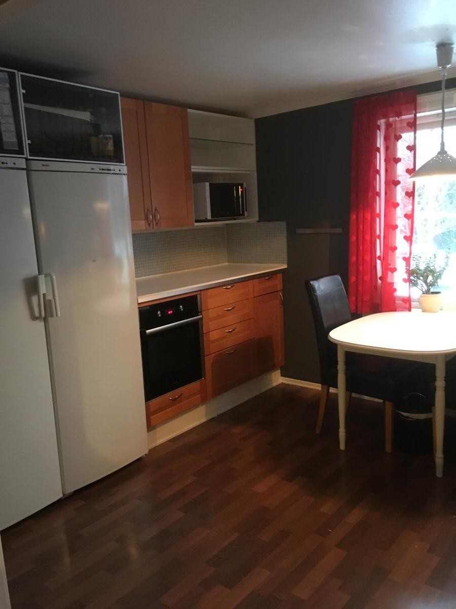 Kjøkken med spiseplass til 6. To stekeovner og en micro. Galleribilde