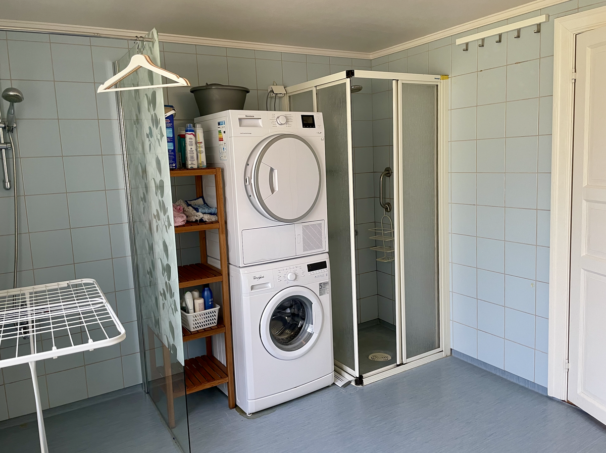Stort bad med vaksemaskon og tørketrommel Galleribilde
