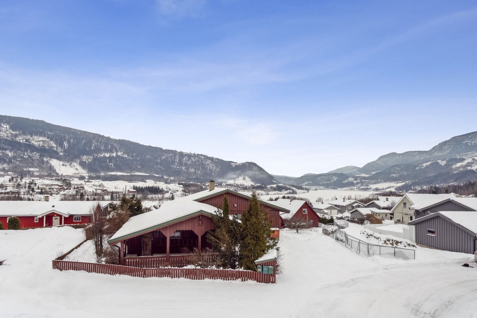 Med utsikt over Gillebofjorden (Lågen) og Gudbrandsdalen. Galleribilde