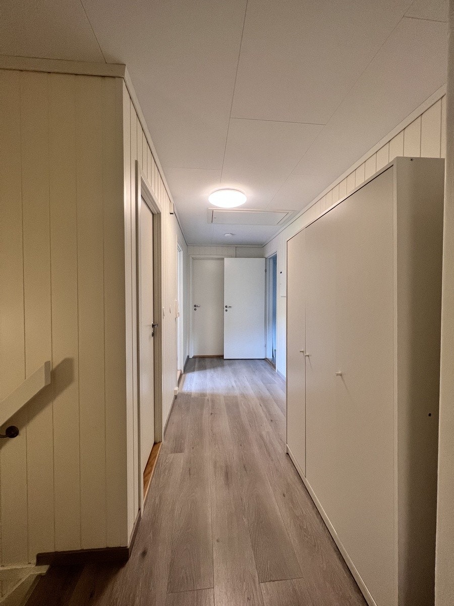 Gangen du kommer opp til med et felles skap i gangen, trappeluke opp til høyloft med mulighet for ekstra lagring, baderom og ekstra toalett samt to soverom er plassert i denne delen av leiligheten. Videre kommer du inn i felles stue/kjøkken og to soverom. Galleribilde