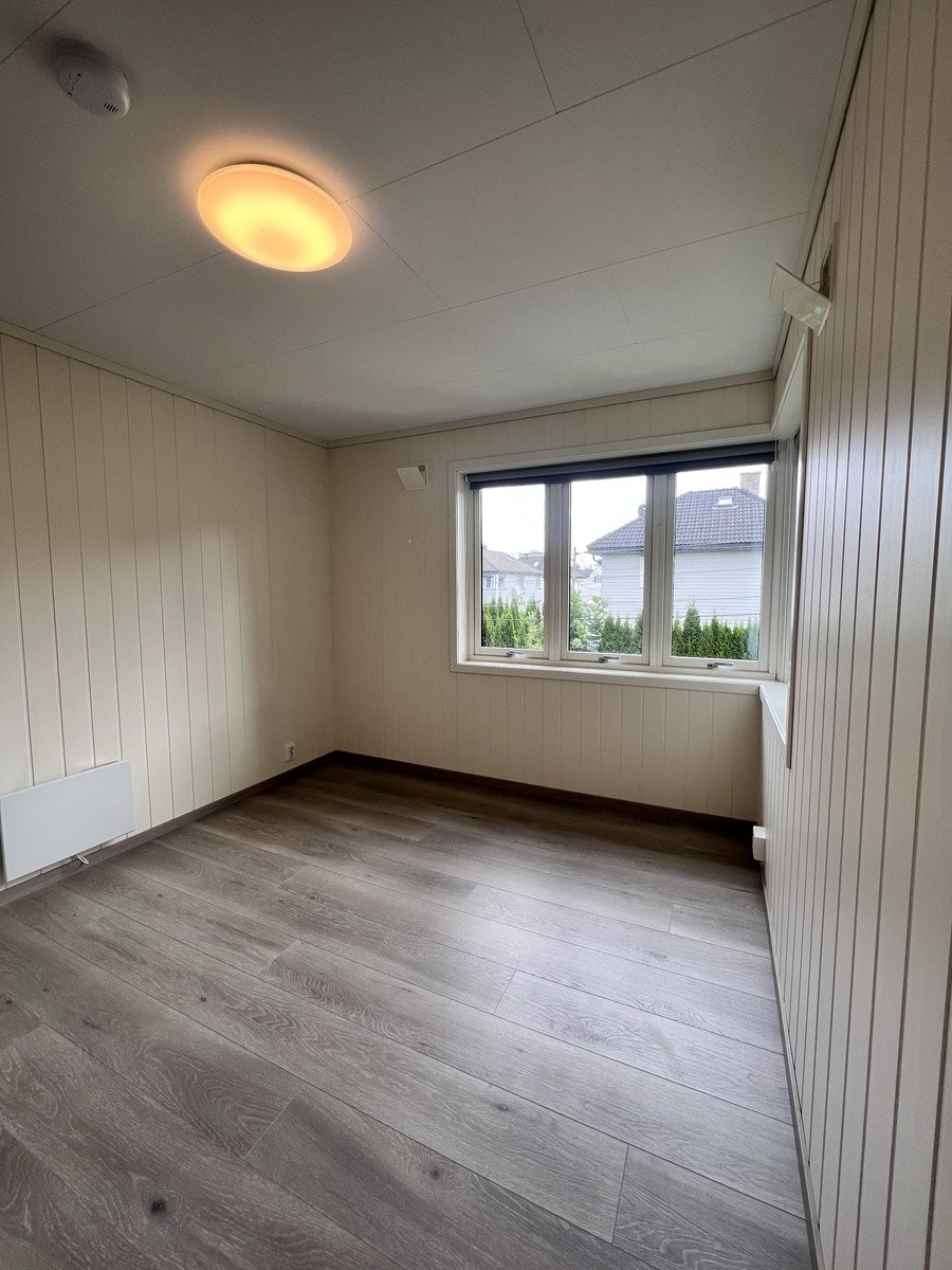 To av soverommene i bofellesskapet har store hjørnevinduer som slipper inn mye dagslys og gir rommet en lys og åpen følelse. Galleribilde