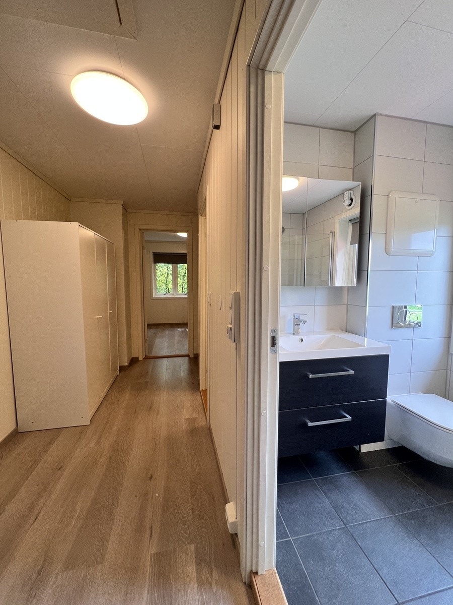 Innsyn til baderom fra felles gang. Galleribilde