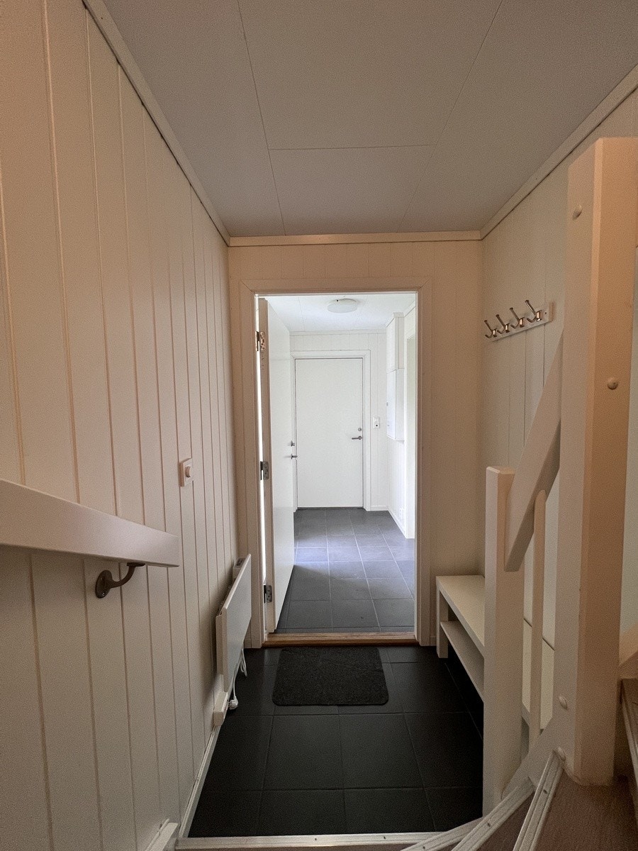 Fra trapp og ut mot felles inngangsparti. Galleribilde