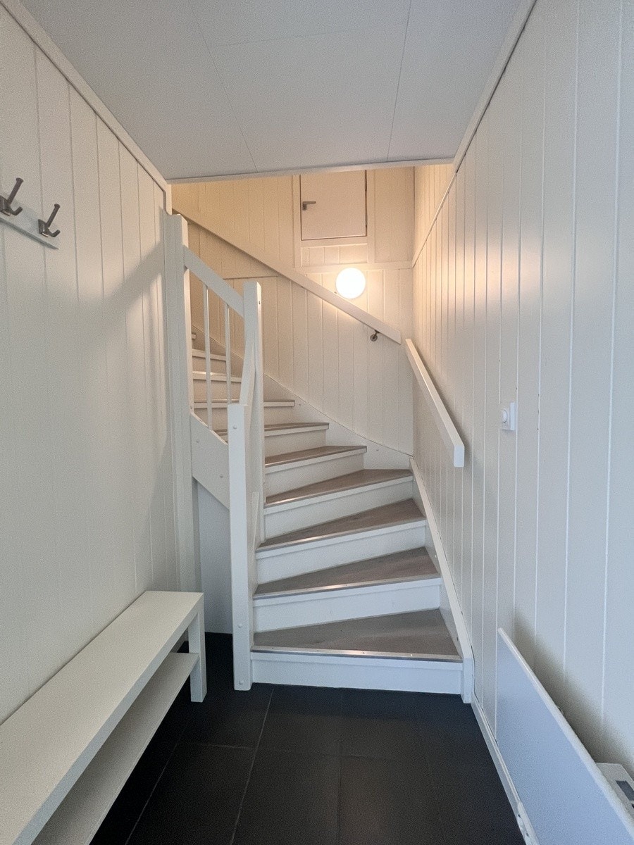 Totalrenovert leilighet med gjennomgående stil. Gangen har varmekabler, flisegulv, led-beslysning med lysbryter i begge ender av trappegangen. Galleribilde