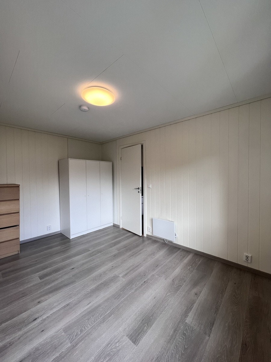 Dette rommet har en skuffeseksjon/kommode i tillegg til klesskap samt 120 cm seng. Galleribilde