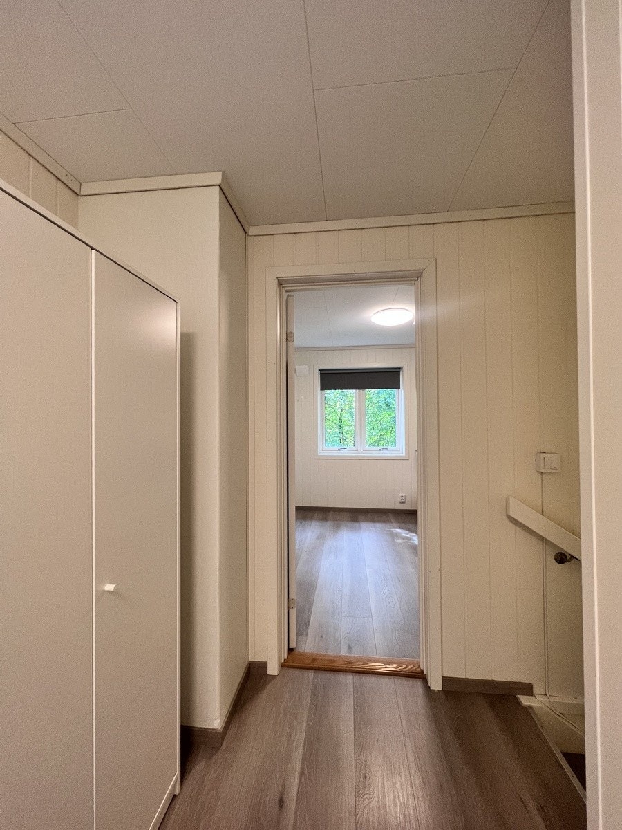 Første soverom - dette er nå utleid, alle soverom har tilnærmet lik størrelse og løsning med skap og seng. Noe forskjell på vindustørrelse skiller rommene. Galleribilde