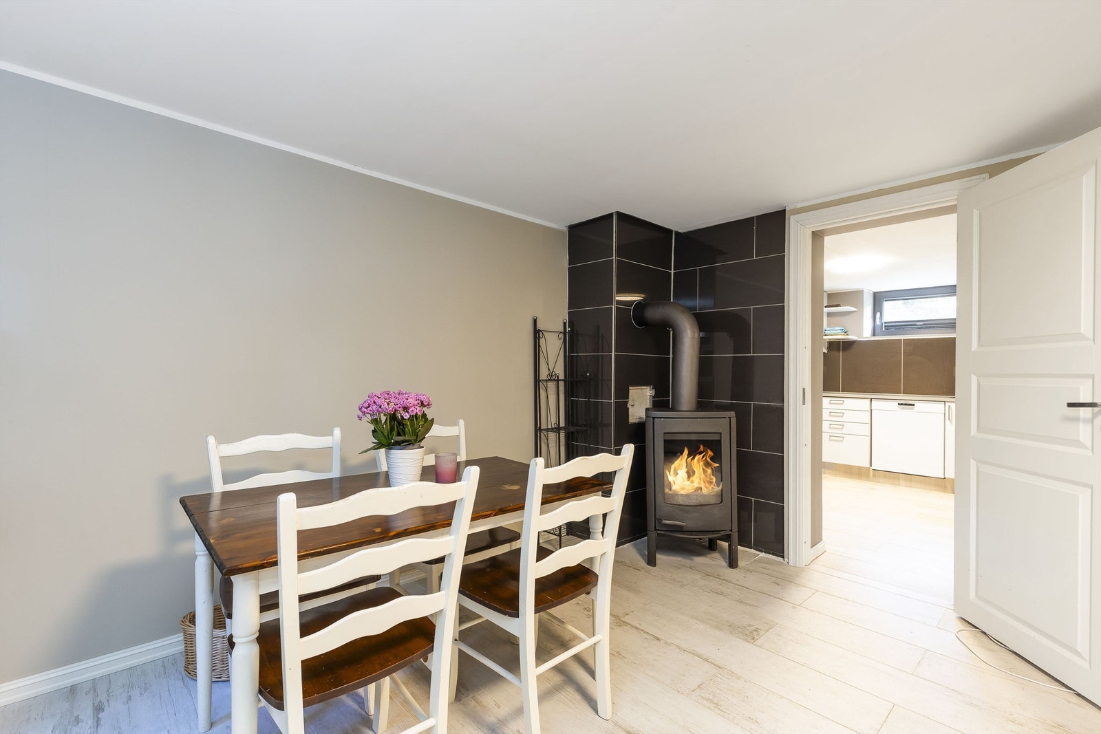 Kjelleretasjen har en praktisk planløsning og det er plass til spisebord i stuedel. Galleribilde