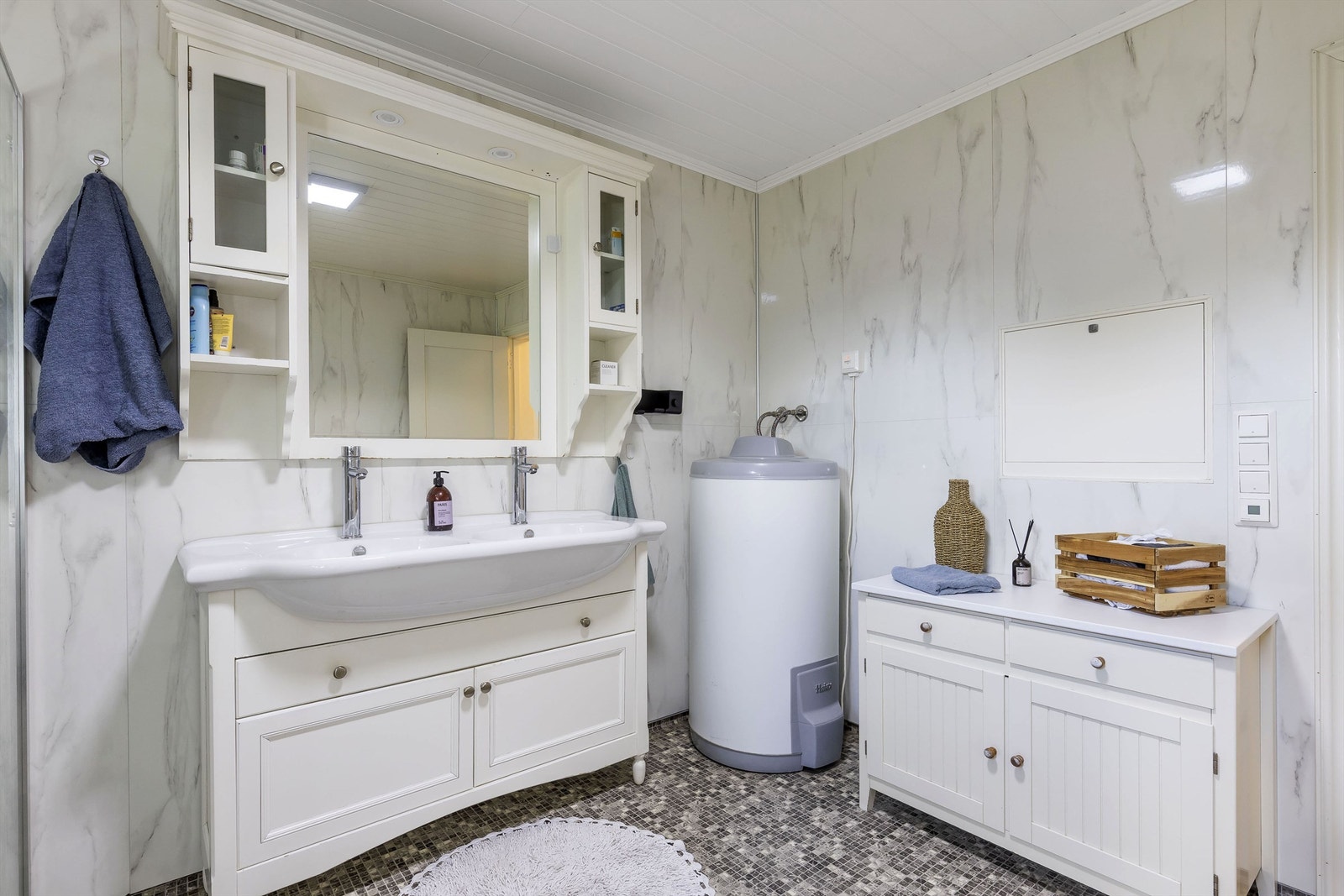 Rør i rør system fra 2021/2022 og badet har opplegg for vaskemaskin. Vegghengt toalett. Dusjhjørne med glassvegg/skyvedør og regn- og hånddusj. Galleribilde