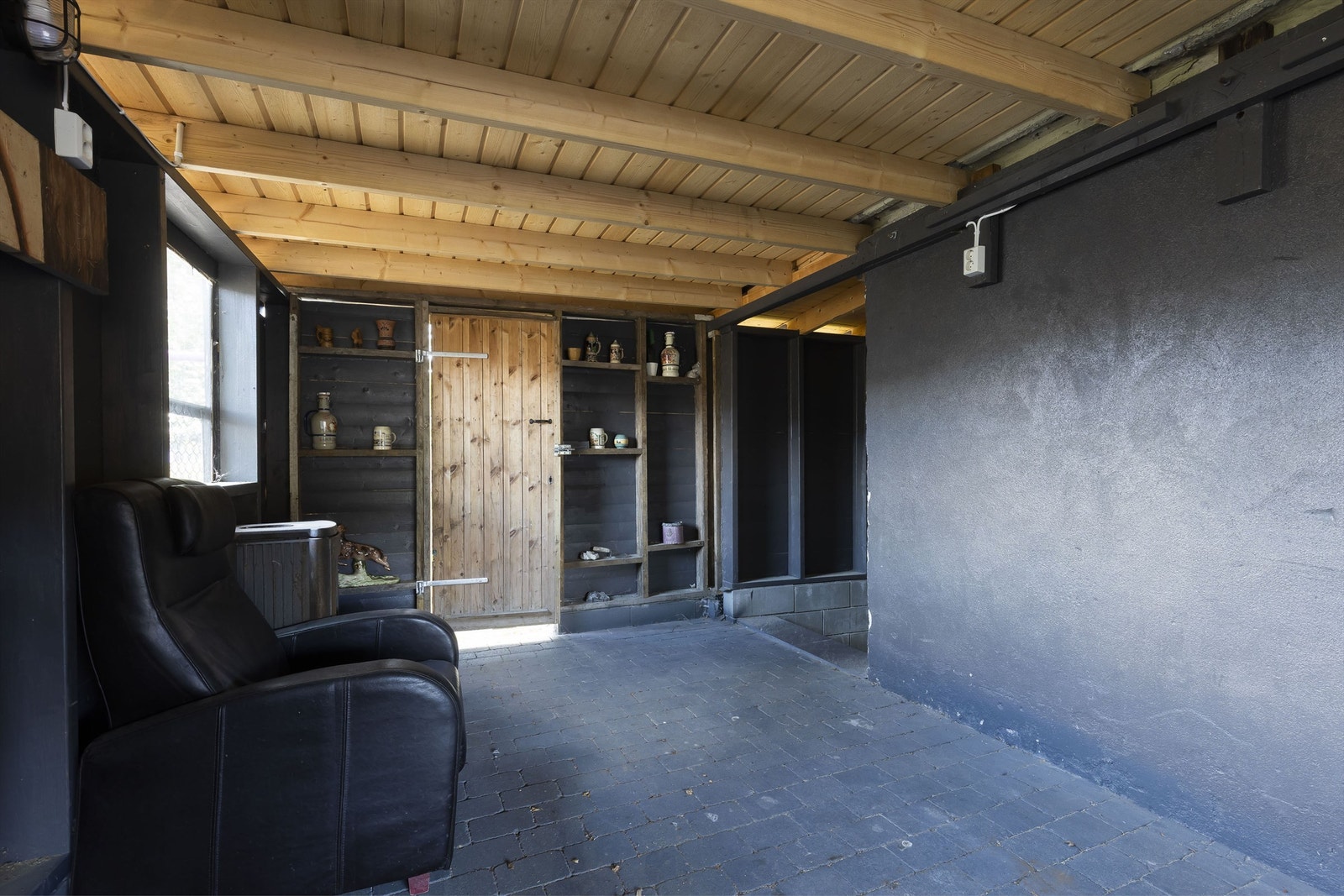 Inngang ved siden av garasje. Galleribilde