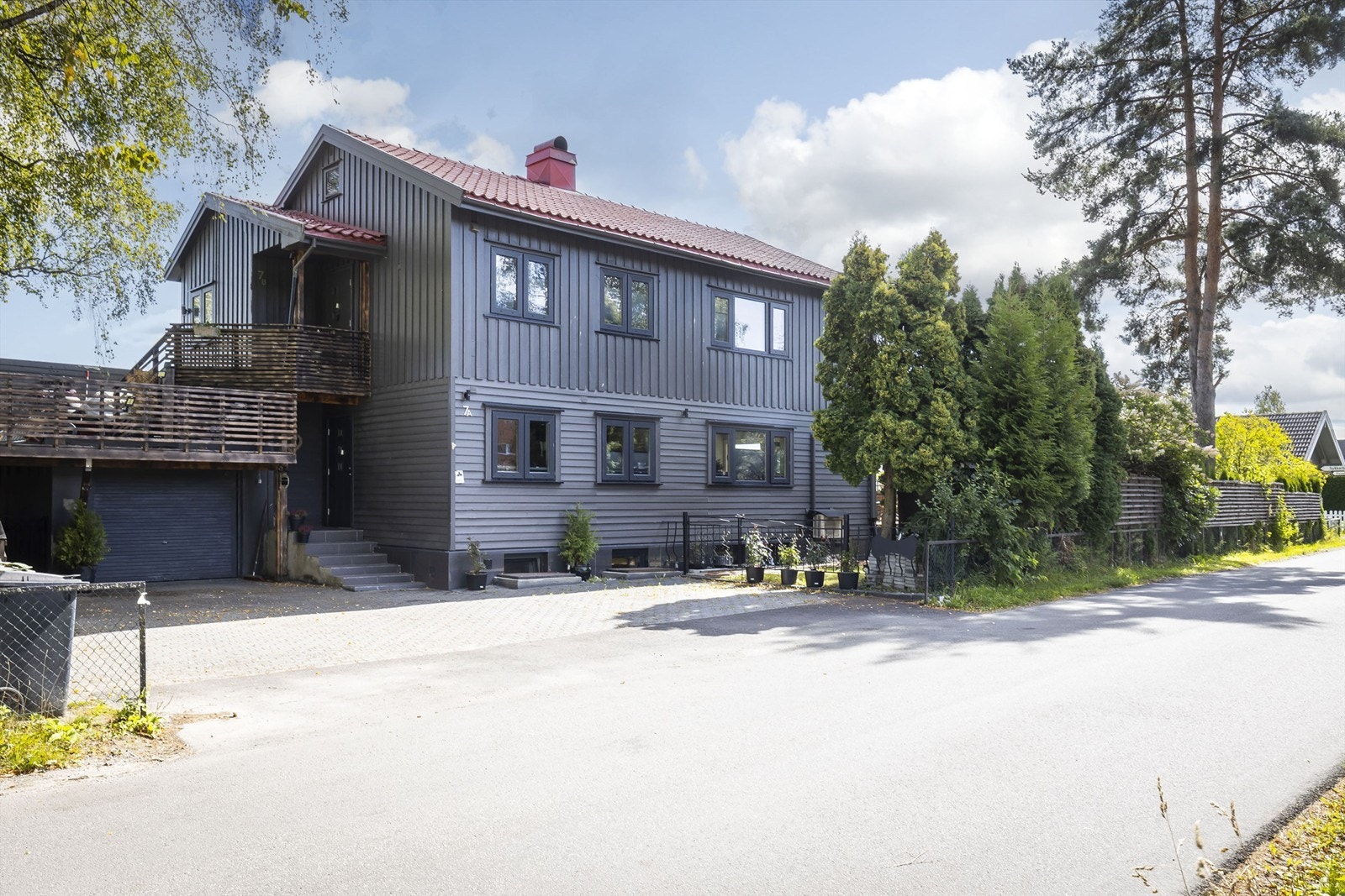Fasade mot veien. Boligen har tilknyttet garasje på 18 kvm (BRA-e). Det er kort vei til skoler og barnehager og det er gode bussforbindelser i området. Galleribilde