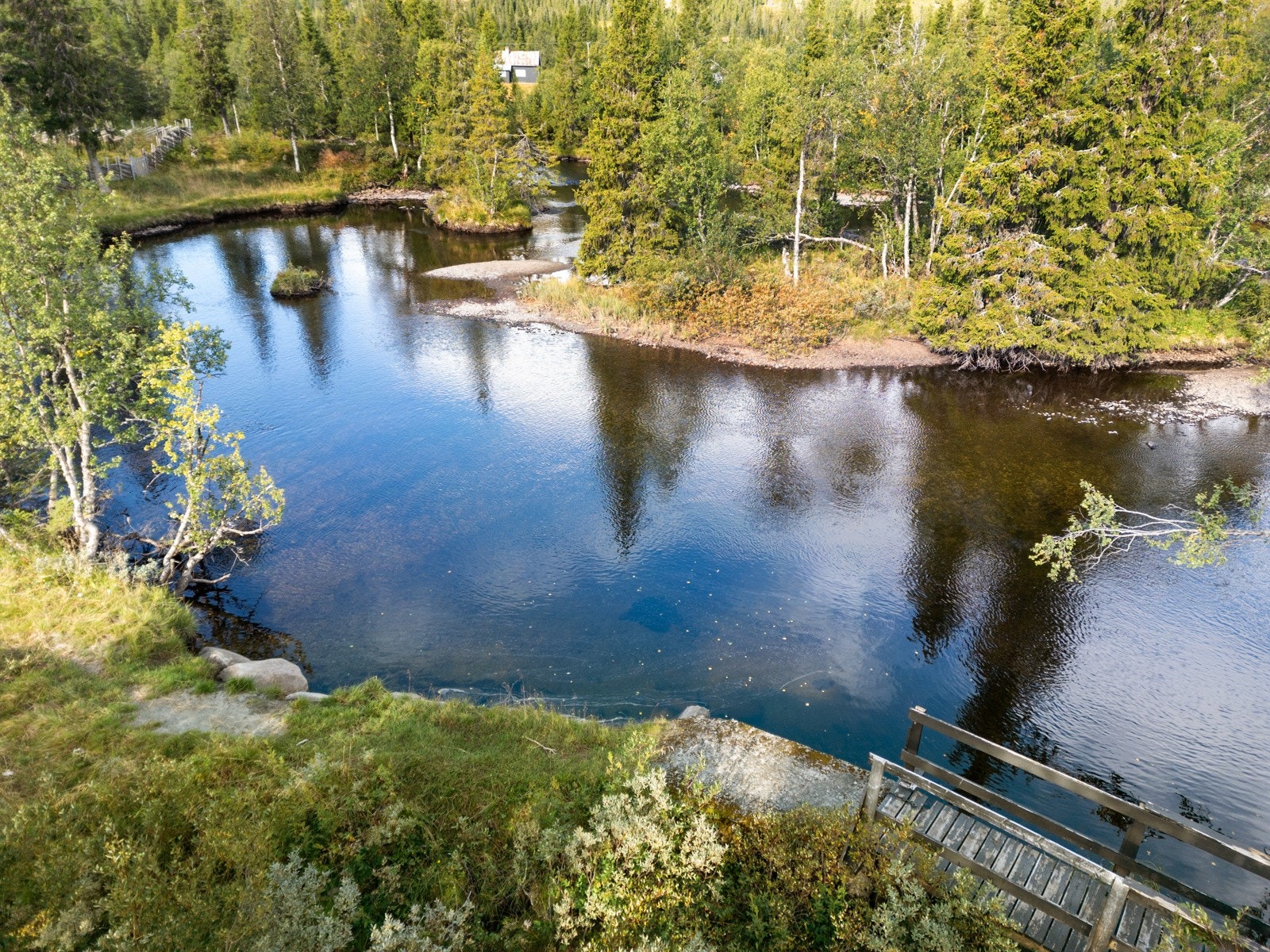 I tillegg til Elva Synna er det ellers et flott turterreng i området og tilgang til toppturer som Spåtind, Svartkampen og Skjervungsfjellet Galleribilde