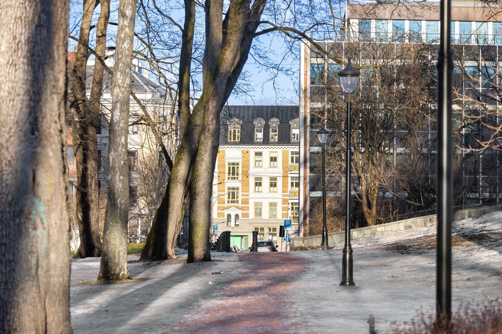 Flere flotte parkanlegg ligger i nærområdet og byr på gode rekreasjonsmuligheter hele året Galleribilde
