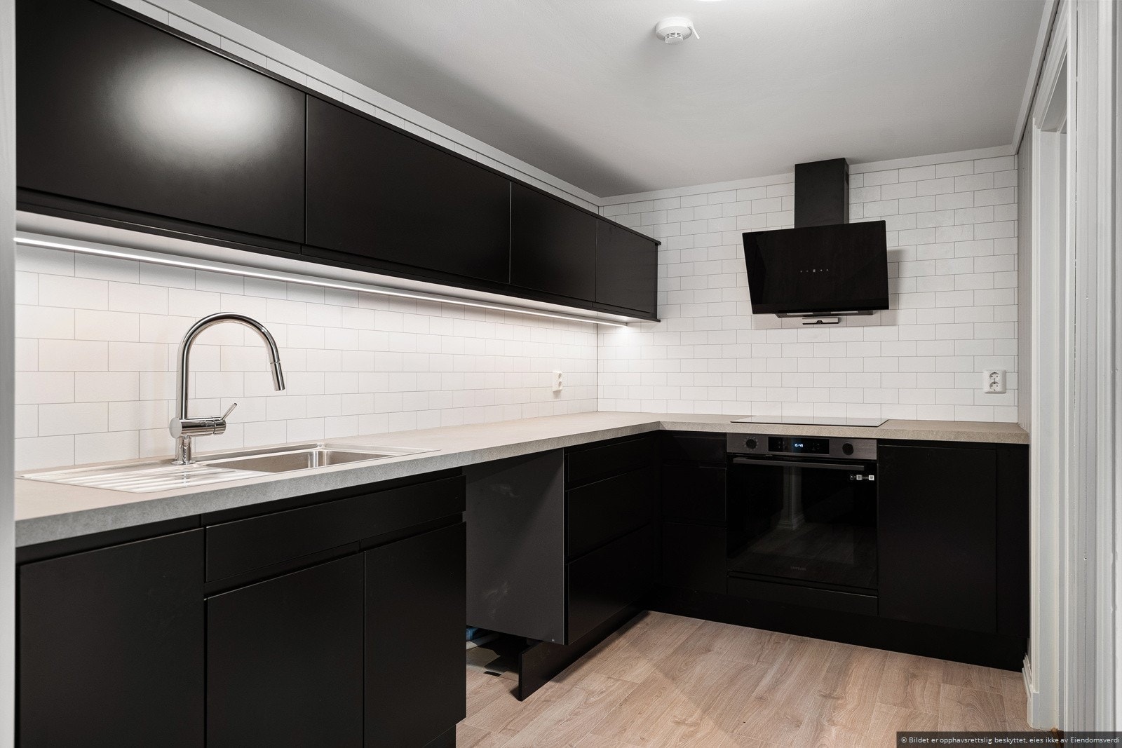 Lekkert, moderne kjøkken med oppvaskmaskin, komfyr og steketopp. Galleribilde